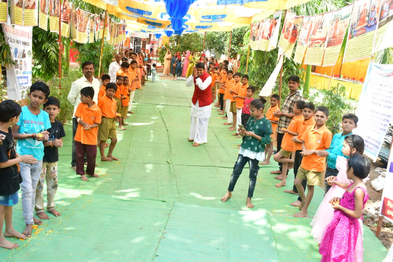 Outdoor educational exhibition with community participation